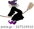 黒い服で箒に乗って空を飛ぶ悪い魔女のかわいいおしゃれなベクターイラスト 左向き 107524910