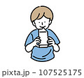 紙パックのジュースを飲む男の子 107525175