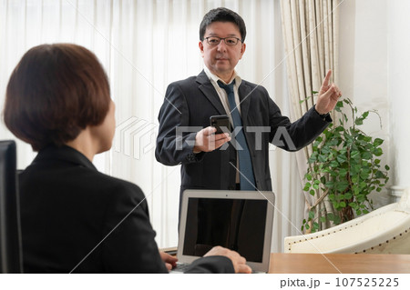 ビジネスシーン ビジネスシーン 107525225