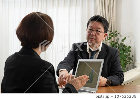 ビジネスシーン ビジネスシーン 107525239