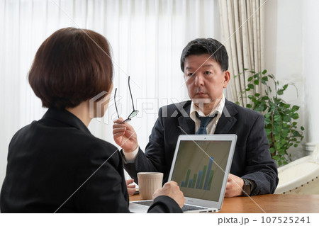 ビジネスシーン ビジネスシーン 107525241