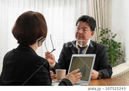 ビジネスシーン ビジネスシーン 107525243