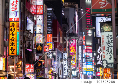《東京都》新宿歌舞伎町・夜の歓楽街 《東京都》新宿歌舞伎町・夜の歓楽街 107525280
