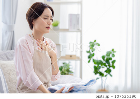 家事　体調が悪い女性 107525390