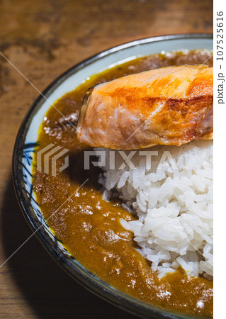 焼き鮭をのせたカレー 107525616