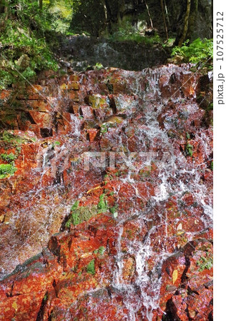 広島　三段峡の赤滝 107525712