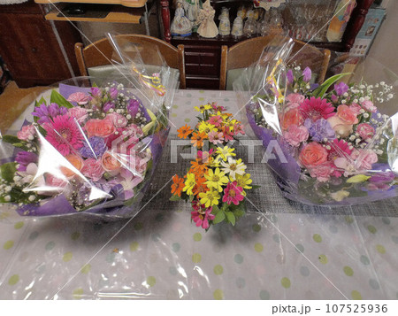 誕生日プレゼントの花束 107525936