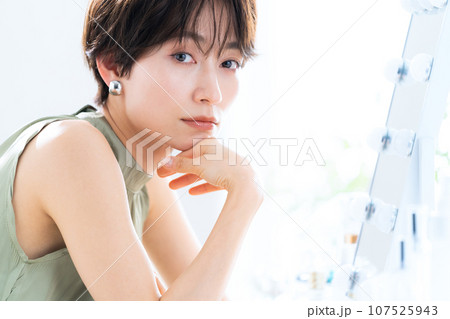 メイクルームでメイクをするミドルの女性 メイクルームでメイクをするミドルの女性 107525943