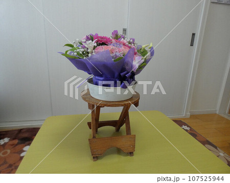 誕生日プレゼントの花束 107525944