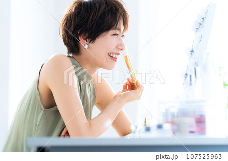 メイクルームでメイクをするミドルの女性 メイクルームでメイクをするミドルの女性 107525963