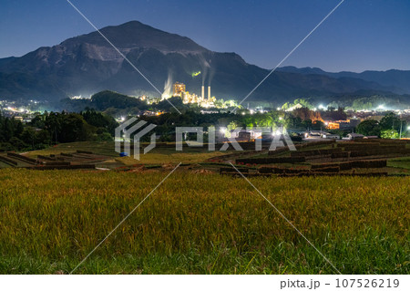 《埼玉県》秋の寺坂棚田と武甲山・夜景 107526219