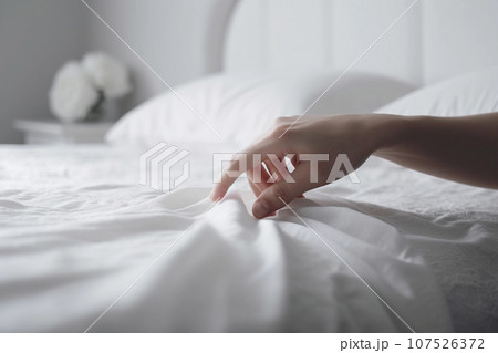 Hand Rested On Side The woman's hand rested on the white sofa after...のイラスト素材 [107526372 ...