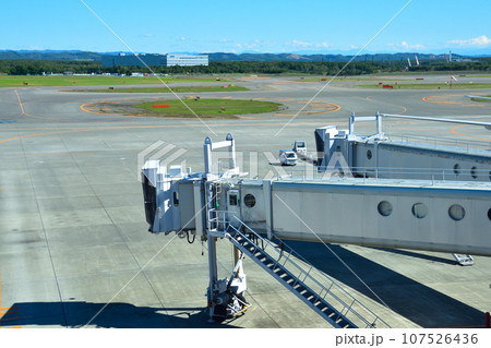 ボーディング・ブリッジ　新千歳空港 107526436