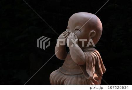 三猿の教訓を伝える幼少僧侶 107526634