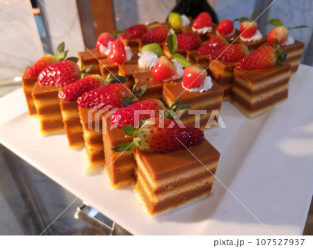 Mini cake strawberry delicious and beautiful 107527937