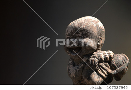 純粋無垢な幼児の彫像 107527946