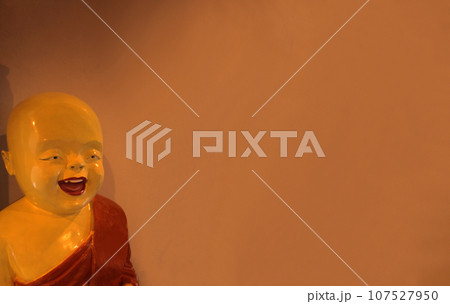 純粋無垢な幼児の彫像 107527950