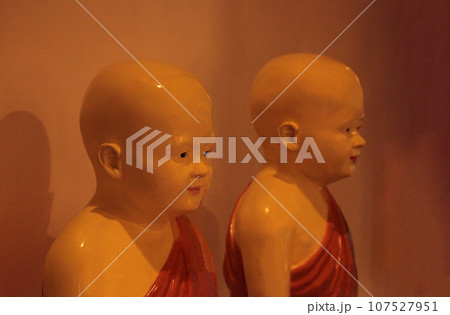 純粋無垢な幼児の彫像 107527951