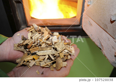 heating with wood chips at home 107528038
