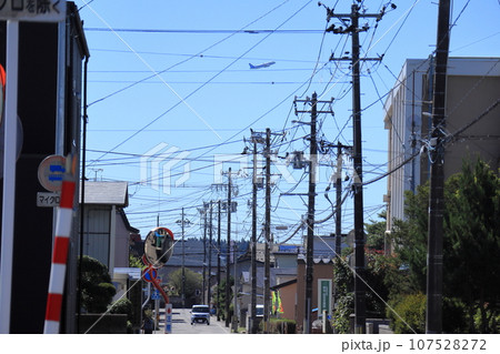 市街地から見た離陸するジェット機 107528272