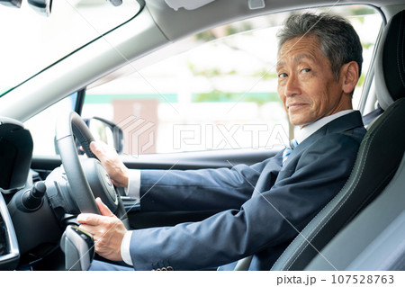 車を運転する男性 ビジネス 車を運転する男性 ビジネス 107528763