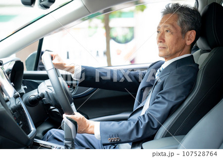 車を運転する男性　ビジネス 107528764