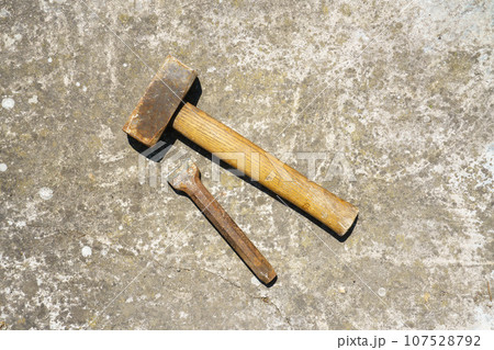 stone mason hammer and chisel 107528792