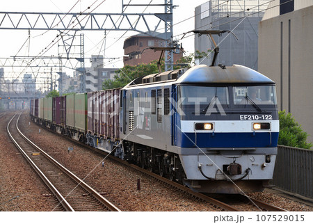 東海道本線を走るEF210-122コンテナ貨物列車 107529015