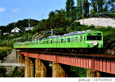 2002年　大和路線を走る103系普通電車6両 107529032