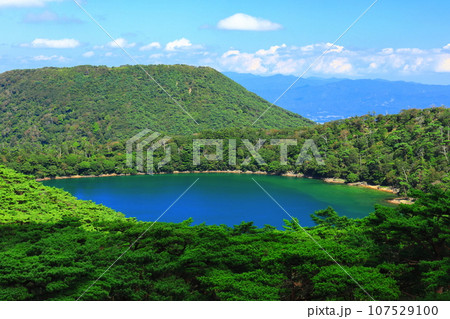 【宮崎県】晴天の霧島の六観音御池（えびの高原） 107529100