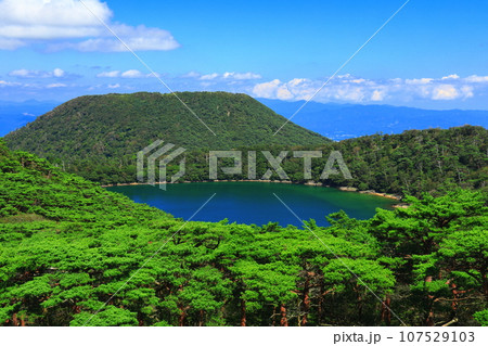 【宮崎県】晴天の霧島の六観音御池（えびの高原） 107529103