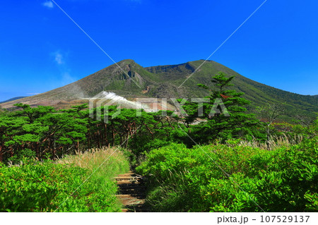 【宮崎県】晴天の霧島 韓国岳(えびの高原) 【宮崎県】晴天の霧島 韓国岳(えびの高原) 107529137