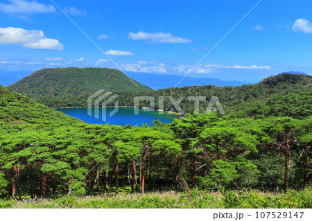 【宮崎県】晴天の霧島の六観音御池（えびの高原） 107529147