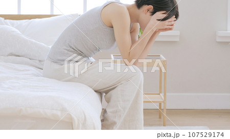 女性　体調不良　寝室 107529174