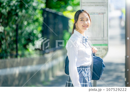 通学する女子高生 107529222