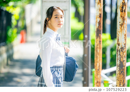 通学する女子高生 107529223