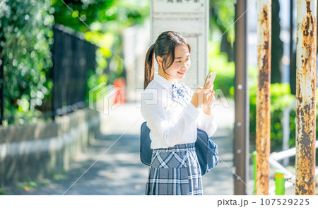 スマホを操作する女子高生 107529225