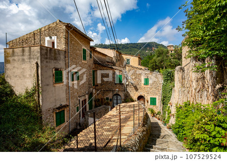 Narrow streets in historic center of town of Valldemossa, Balearic Islands Mallorca Spain. 107529524