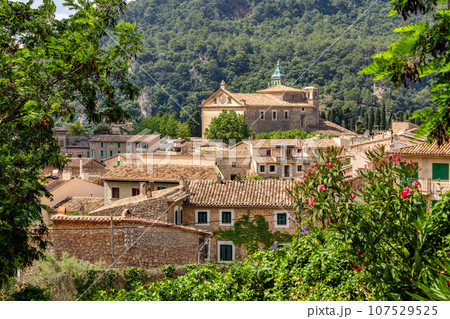 Narrow streets in historic center of town of Valldemossa, Balearic Islands Mallorca Spain. 107529525