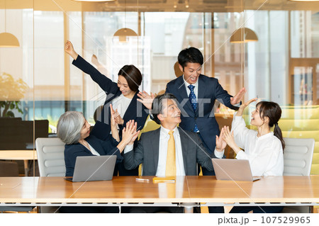 ビジネスパーソン　喜ぶ 107529965