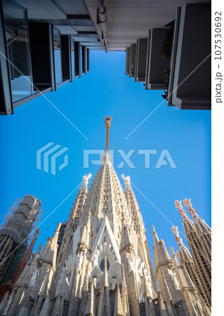 Sagrada Familia in Barcelona with contrast to a modern building Sagrada Familia in Barcelona with contrast to a modern building 107530692