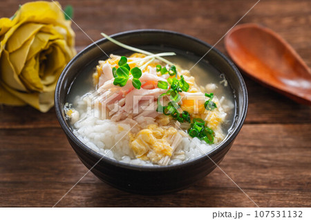 家庭で作る鶏雑炊 家庭で作る鶏雑炊 107531132