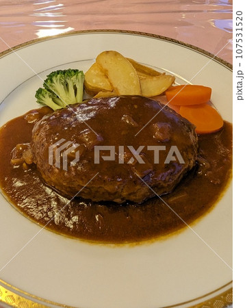 皿に乗ったハンバーグ 107531520