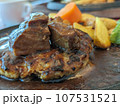 ステーキがのったハンバーグ 107531521