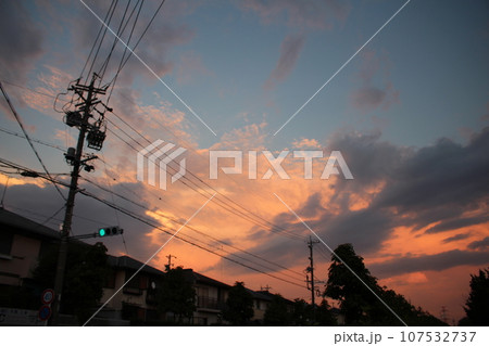 夕暮れの空に映える雲と電柱を撮影しました。 夕暮れの空に映える雲と電柱を撮影しました。 107532737