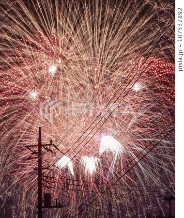 夜空に打ち上がる花火 107532892