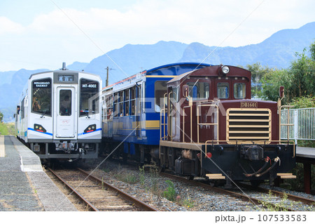 中松駅で行き違うトロッコ列車「ゆうすげ号」とMT-4000形気動車(南阿蘇鉄道) 中松駅で行き違うトロッコ列車「ゆうすげ号」とMT-4000形気動車(南阿蘇鉄道) 107533583