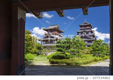王手門から見た伏見桃山城　夏（京都府京都市伏見区） 107534862