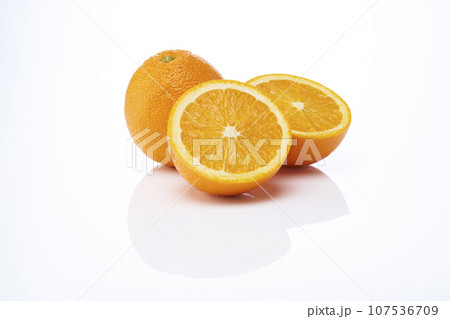 白背景にカットした新鮮なオレンジ 白背景にカットした新鮮なオレンジ 107536709