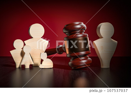 Dad and mom with child figures separate by judge gavel. family breakdown divorce by law concept 3d render 107537037